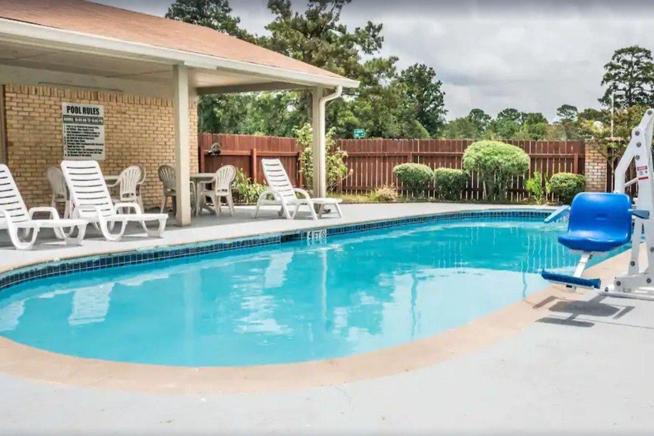 Days Inn By Wyndham Bastrop Exterior photo