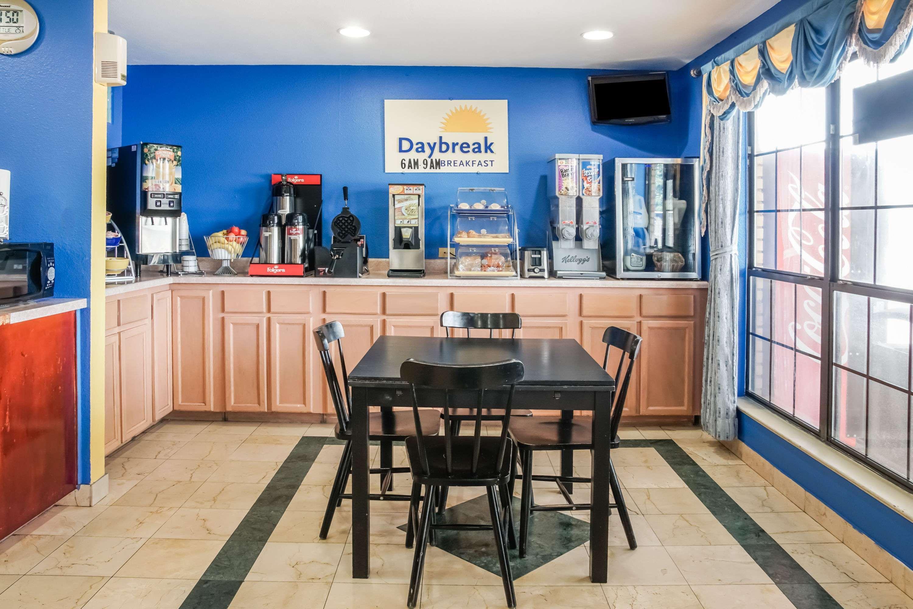 Days Inn By Wyndham Bastrop Exterior photo