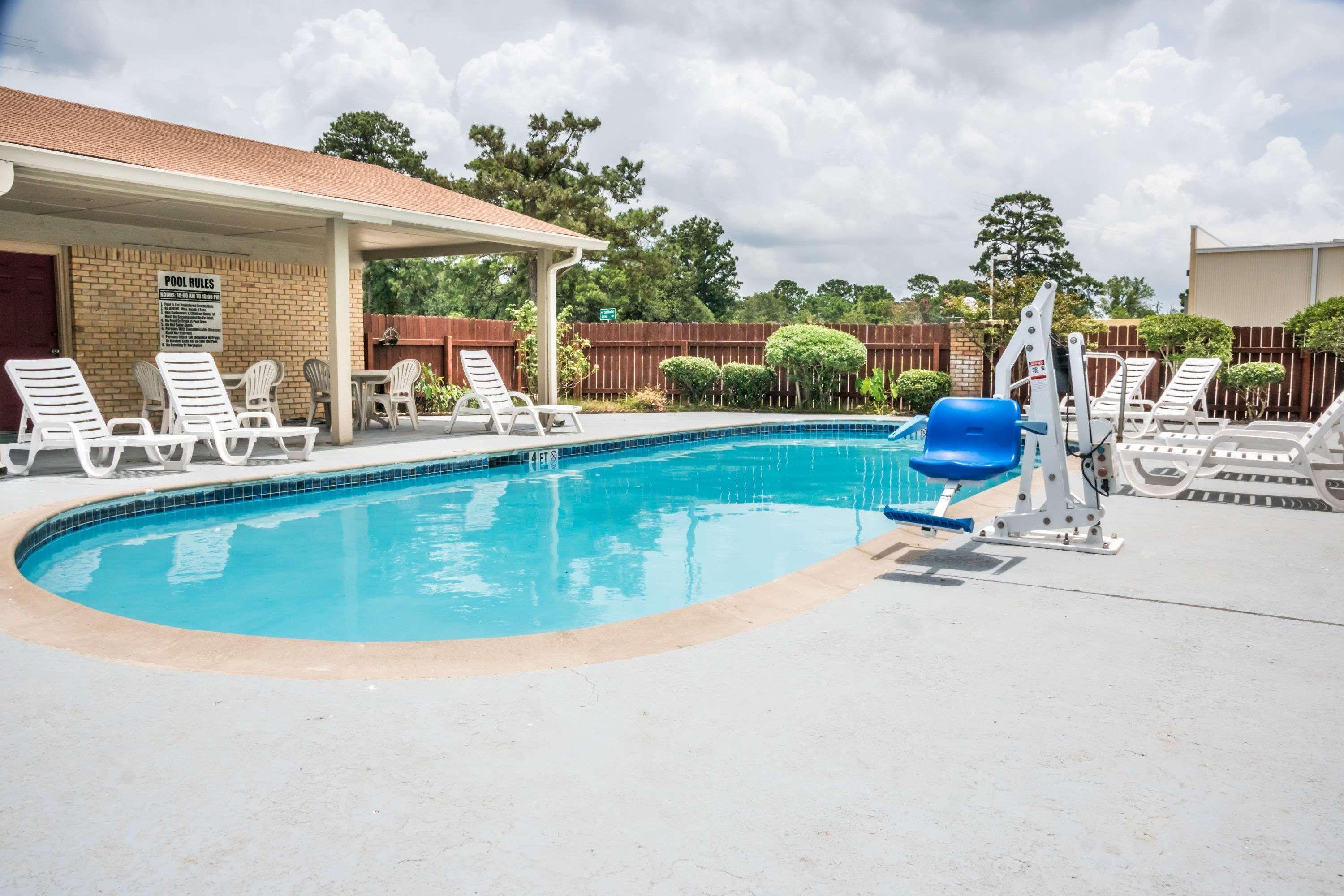 Days Inn By Wyndham Bastrop Exterior photo
